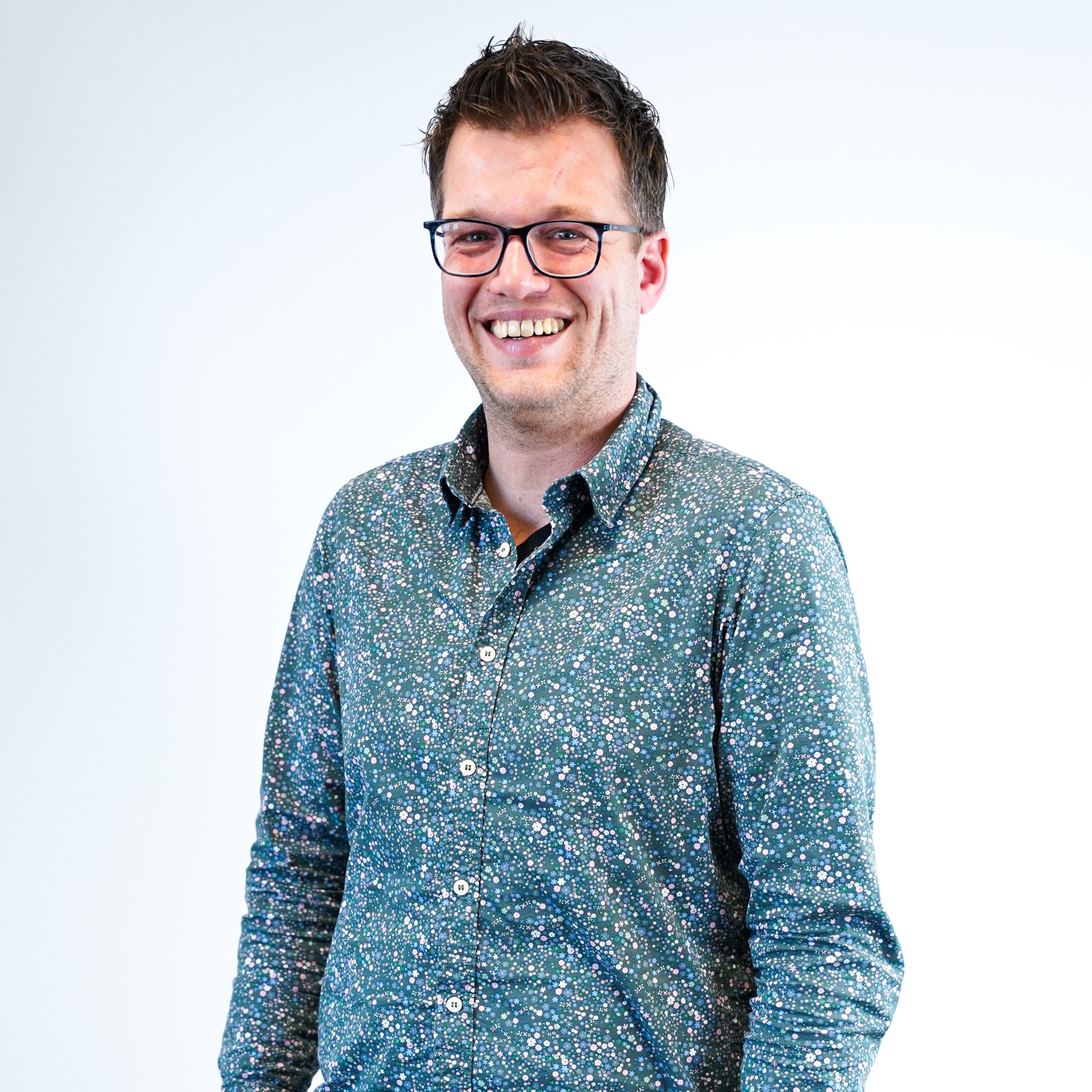 Dit is een portretfoto van docent Leon Vijfschaft.